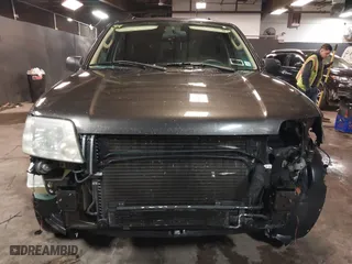 2005 Mercury Mariner Luxury with VIN 4M2YU57115DJ31547, listed as a IAAI auction lot 41565468 with 68,061 mi miles. Bid and sale history available at carsss.com. Image 13.