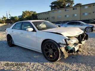 2017 Chrysler 300 S Alloy Edition with VIN 2C3CCABG1HH506601, listed as a Copart auction lot 82801734 with 77,292 mi miles and Salvage Title. Bid and sale history available at DreamBid. Image 4.