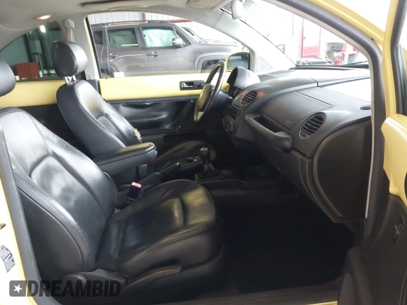 2006 Volkswagen Beetle z VIN 3VWSR31C26M406972, wystawiony jako IAAI lot #41493997 z przebiegiem 222 115 mil mil oraz . Historia ofert i sprzedaży dostępna na DreamBid. Obrazek 5.