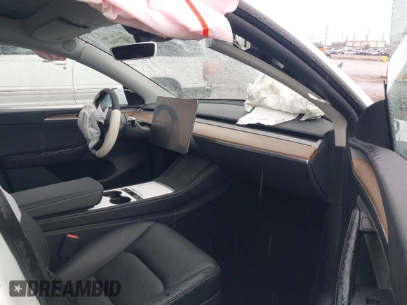 2024 Tesla Model Y Long Range z VIN 7SAYGDEEXRF230169, wystawiony jako IAAI lot #41723049 z przebiegiem Nie podano mil oraz . Historia ofert i sprzedaży dostępna na DreamBid. Obrazek 5.