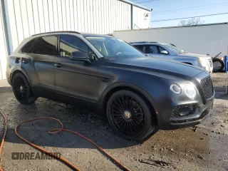 2017 Bentley Bentayga W12 z VIN SJAAC2ZVXHC016000, wystawiony jako Copart lot #43702555 z przebiegiem 46 172 mil mil oraz Szkody całkowita. Historia ofert i sprzedaży dostępna na DreamBid. Obrazek 4.