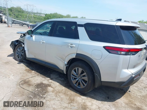 2024 Nissan Pathfinder S z VIN 5N1DR3ACXRC251780, wystawiony jako IAAI lot #42245940 z przebiegiem 7 871 mil mil oraz . Historia ofert i sprzedaży dostępna na DreamBid. Obrazek 3.