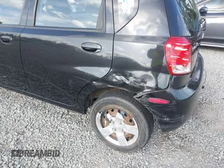 2007 Chevrolet Aveo LS z VIN KL1TD66697B739406, wystawiony jako IAAI lot #42254135 z przebiegiem 95 369 mil mil oraz . Historia ofert i sprzedaży dostępna na DreamBid. Obrazek 6.
