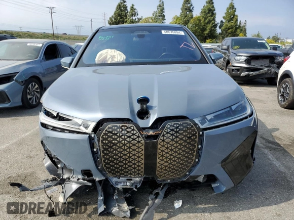 2023 BMW iX M60 z VIN WB533CF02PCL29526, wystawiony jako Copart lot #50676894 z przebiegiem 7 865 mil mil oraz . Historia ofert i sprzedaży dostępna na DreamBid. Obrazek 5.