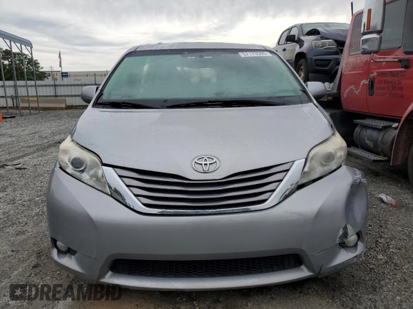 2015 Toyota Sienna XLE с VIN 5TDYK3DC7FS571431, выставлен на аукционе Copart как лот 57173595 с пробегом 305 940 миль миль и Списание • Salvage title. История ставок и продаж доступна на DreamBid. Изображение 5.