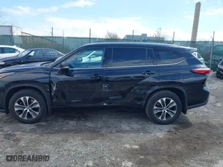 2021 Toyota Highlander XLE with VIN 5TDGZRBH6MS072433, listed as a IAAI auction lot 41894279 with 60,007 mi miles. Bid and sale history available at carsss.com. Image 6.