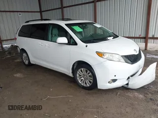 2014 Toyota Sienna XLE z VIN 5TDYK3DC6ES444121, wystawiony jako IAAI lot #42110190 z przebiegiem 240 366 mil mil oraz . Historia ofert i sprzedaży dostępna na DreamBid. Obrazek 1.