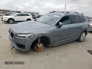 2017 Volvo XC90 Momentum z VIN YV4A22PK7H1186186, wystawiony jako Copart lot #54595795 z przebiegiem 74 358 mil mil oraz Szkody całkowita. Historia ofert i sprzedaży dostępna na DreamBid. Obrazek 1.