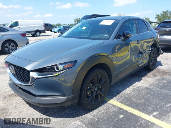 2024 Mazda CX-30 S Carbon Edition z VIN 3MVDMBCM0RM661018, wystawiony jako IAAI lot #42326256 z przebiegiem 22 169 mil mil oraz . Historia ofert i sprzedaży dostępna na DreamBid. Obrazek 2.
