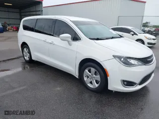 2020 Chrysler Pacifica Touring with VIN 2C4RC1FG4LR135808, listed as a IAAI auction lot 41932205 with 152,073 mi miles. Bid and sale history available at carsss.com. Image 1.