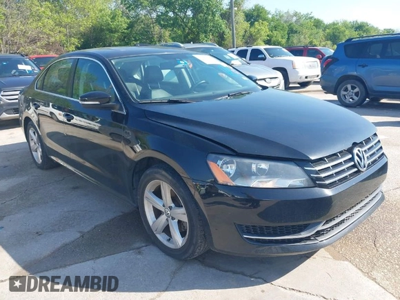 2013 Volkswagen Passat SE z VIN 1VWBN7A36DC061933, wystawiony jako IAAI lot #41972986 z przebiegiem 171 069 mil mil oraz . Historia ofert i sprzedaży dostępna na DreamBid. Obrazek 1.