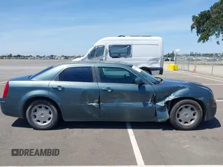 2005 Chrysler 300 Touring z VIN 2C3AA53G65H597685, wystawiony jako IAAI lot #42281352 z przebiegiem 152 967 mil mil oraz . Historia ofert i sprzedaży dostępna na DreamBid. Obrazek 13.