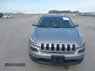 2014 Jeep Cherokee Latitude z VIN 1C4PJMCS8EW230213, wystawiony jako IAAI lot #42011183 z przebiegiem 133 299 mil mil oraz . Historia ofert i sprzedaży dostępna na DreamBid. Obrazek 20.