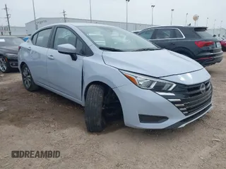 2024 Nissan Versa SV z VIN 3N1CN8EV0RL901518, wystawiony jako IAAI lot #41935491 z przebiegiem 15 873 mil mil oraz . Historia ofert i sprzedaży dostępna na DreamBid. Obrazek 1.