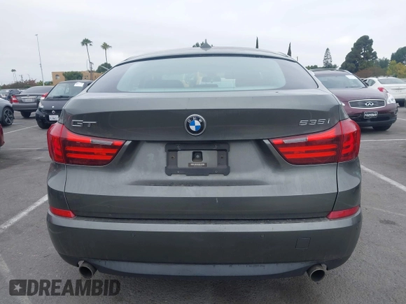 2015 BMW 5 Series 535i Gran Turismo z VIN WBA5M2C5XFD872228, wystawiony jako IAAI lot #42737501 z przebiegiem 71 027 mil mil oraz . Historia ofert i sprzedaży dostępna na DreamBid. Obrazek 16.