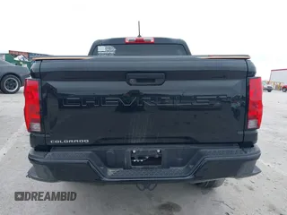 2023 Chevrolet Colorado 4WD Work Truck z VIN 1GCGTBEC4P1198879, wystawiony jako IAAI lot #41322797 z przebiegiem 13 414 mil mil oraz . Historia ofert i sprzedaży dostępna na DreamBid. Obrazek 17.
