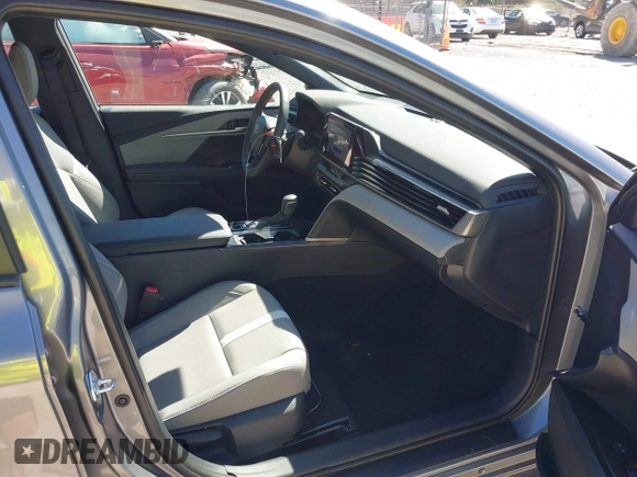 2025 Toyota Camry LE z VIN 4T1DAACK2SU566377, wystawiony jako IAAI lot #41818582 z przebiegiem 1 950 mil mil oraz . Historia ofert i sprzedaży dostępna na DreamBid. Obrazek 5.
