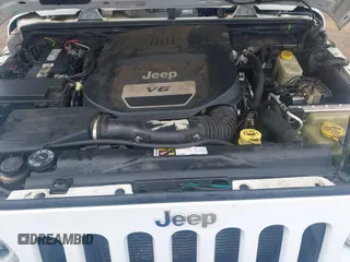 2014 Jeep Wrangler Unlimited Sahara z VIN 1C4BJWEG6EL245986, wystawiony jako IAAI lot #41498492 z przebiegiem 125 882 mil mil oraz . Historia ofert i sprzedaży dostępna na DreamBid. Obrazek 10.