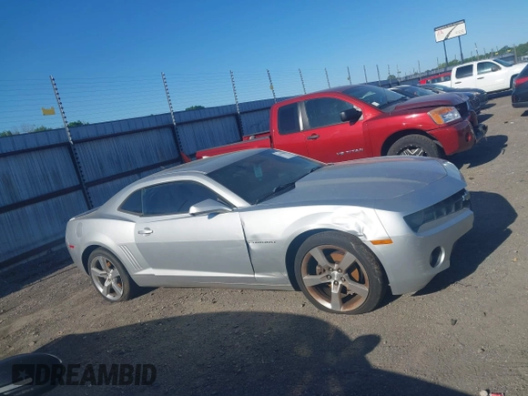 2010 Chevrolet Camaro 1LT z VIN 2G1FB1EV1A9167966, wystawiony jako IAAI lot #42014509 z przebiegiem 213 321 mil mil oraz . Historia ofert i sprzedaży dostępna na DreamBid. Obrazek 12.