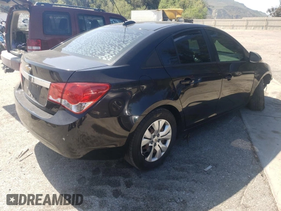 2015 Chevrolet Cruze LS z VIN 1G1PA5SG2F7278331, wystawiony jako Copart lot #52380075 z przebiegiem 138 848 mil mil oraz Szkoda całkowita • Salvage title. Historia ofert i sprzedaży dostępna na DreamBid. Obrazek 3.
