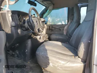 2017 GMC Savana Cargo z VIN 1GTW7AFF0H1338608, wystawiony jako Copart lot #52436585 z przebiegiem 162 749 mil mil oraz Szkoda całkowita • Salvage title. Historia ofert i sprzedaży dostępna na DreamBid. Obrazek 7.