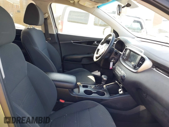 2020 Kia Sorento S z VIN 5XYPG4A57LG667674, wystawiony jako IAAI lot #41956371 z przebiegiem 103 976 mil mil oraz . Historia ofert i sprzedaży dostępna na DreamBid. Obrazek 5.