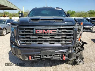 2024 GMC Sierra 2500HD AT4 z VIN 1GT49PEY5RF228522, wystawiony jako Copart lot #49293215 z przebiegiem 9 357 mil mil oraz Czysty tytuł • Clean title. Historia ofert i sprzedaży dostępna na DreamBid. Obrazek 5.