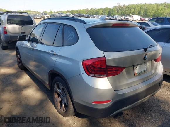 2015 BMW X1 sDrive28i z VIN WBAVM1C58FV318836, wystawiony jako IAAI lot #42185975 z przebiegiem 203 744 mil mil oraz . Historia ofert i sprzedaży dostępna na DreamBid. Obrazek 3.