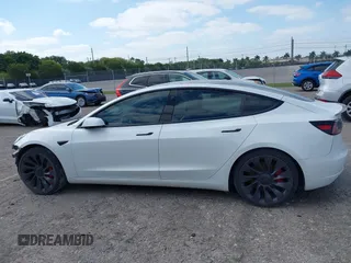 2021 Tesla Model 3 Performance z VIN 5YJ3E1EC5MF984891, wystawiony jako IAAI lot #42071151 z przebiegiem 72 883 mil mil oraz . Historia ofert i sprzedaży dostępna na DreamBid. Obrazek 14.