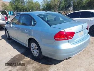 2013 Volkswagen Passat Wolfsburg Edition z VIN 1VWAP7A3XDC057745, wystawiony jako IAAI lot #42403087 z przebiegiem 40 312 mil mil oraz . Historia ofert i sprzedaży dostępna na DreamBid. Obrazek 3.