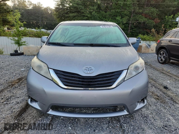 2011 Toyota Sienna LE AAS z VIN 5TDKK3DC1BS013087, wystawiony jako Copart lot #61815185 z przebiegiem 148 554 mil mil oraz Czysty tytuł • Clean title. Historia ofert i sprzedaży dostępna na DreamBid. Obrazek 5.