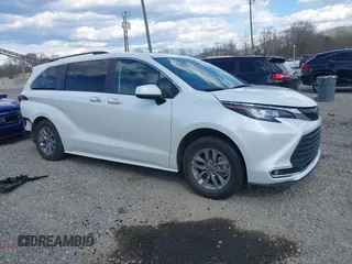 2022 Toyota Sienna XLE with VIN 5TDYRKEC6NS096521, listed as a IAAI auction lot 41882669 with 52,500 mi miles. Bid and sale history available at carsss.com. Image 1.