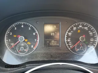 2014 Volkswagen Passat S z VIN 1VWAS7A39EC046865, wystawiony jako Copart lot #58449995 z przebiegiem 122 630 mil mil oraz Czysty tytuł • Clean title. Historia ofert i sprzedaży dostępna na DreamBid. Obrazek 9.