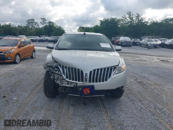 2013 Lincoln MKX z VIN 2LMDJ6JK8DBL24223, wystawiony jako IAAI lot #42274870 z przebiegiem 241 250 mil mil oraz . Historia ofert i sprzedaży dostępna na DreamBid. Obrazek 13.