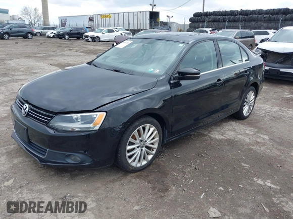 2014 Volkswagen Jetta SEL z VIN 3VWL17AJ3EM379295, wystawiony jako IAAI lot #41897734 z przebiegiem 124 344 mil mil oraz . Historia ofert i sprzedaży dostępna na DreamBid. Obrazek 2.