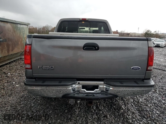 2003 Ford F-250 XL z VIN 1FTNX20F73EA04409, wystawiony jako Copart lot #84228714 z przebiegiem 142 641 mil mil oraz Szkoda całkowita • Salvage title. Historia ofert i sprzedaży dostępna na DreamBid. Obrazek 6.