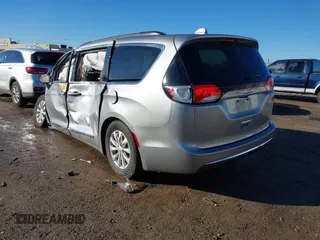2017 Chrysler Pacifica Touring L z VIN 2C4RC1BG3HR569442, wystawiony jako IAAI lot #41467452 z przebiegiem Nie podano mil oraz . Historia ofert i sprzedaży dostępna na DreamBid. Obrazek 3.