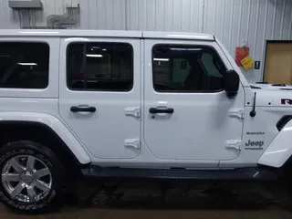 2018 Jeep Wrangler Unlimited Sahara z VIN 1C4HJXEG3JW117990, wystawiony jako IAAI lot #42290861 z przebiegiem 86 907 mil mil oraz . Historia ofert i sprzedaży dostępna na DreamBid. Obrazek 13.