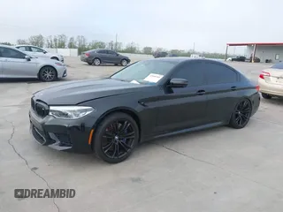 2019 BMW M5 z VIN WBSJF0C51KB447804, wystawiony jako IAAI lot #41848760 z przebiegiem 83 303 mil mil oraz . Historia ofert i sprzedaży dostępna na DreamBid. Obrazek 2.