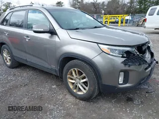 2015 Kia Sorento LX z VIN 5XYKTCA67FG655165, wystawiony jako IAAI lot #42053757 z przebiegiem 149 522 mil mil oraz . Historia ofert i sprzedaży dostępna na DreamBid. Obrazek 1.