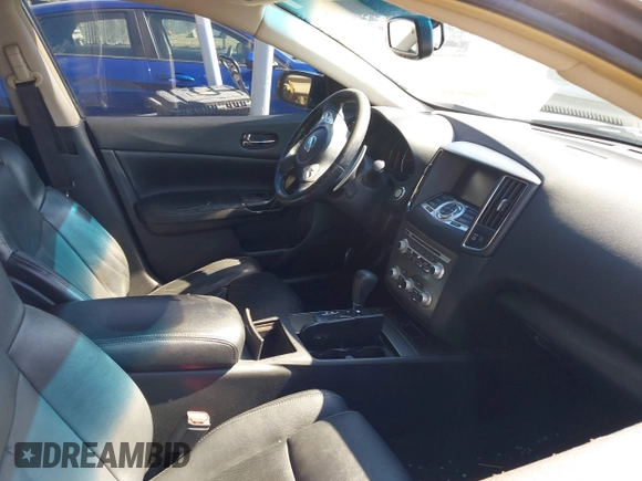 2014 Nissan Maxima SV z VIN 1N4AA5APXEC432715, wystawiony jako IAAI lot #41653486 z przebiegiem 212 432 mil mil oraz . Historia ofert i sprzedaży dostępna na DreamBid. Obrazek 5.