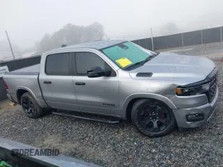 2025 Ram 1500 Big Horn z VIN 1C6SRFFP5SN502795, wystawiony jako IAAI lot #41498981 z przebiegiem 6 565 mil mil oraz . Historia ofert i sprzedaży dostępna na DreamBid. Obrazek 13.
