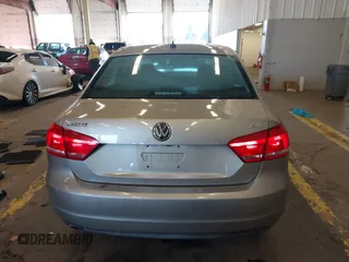 2014 Volkswagen Passat SE z VIN 1VWBN7A36EC064753, wystawiony jako IAAI lot #41221736 z przebiegiem 106 105 mil mil oraz . Historia ofert i sprzedaży dostępna na DreamBid. Obrazek 16.