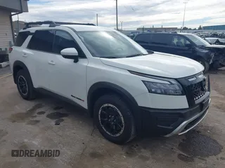 2023 Nissan Pathfinder SV z VIN 5N1DR3BD7PC272056, wystawiony jako IAAI lot #42184186 z przebiegiem 31 923 mil mil oraz . Historia ofert i sprzedaży dostępna na DreamBid. Obrazek 1.