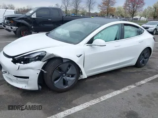 2020 Tesla Model 3 Standard Range Plus z VIN 5YJ3E1EA3LF590450, wystawiony jako IAAI lot #42026296 z przebiegiem 68 242 mil mil oraz . Historia ofert i sprzedaży dostępna na DreamBid. Obrazek 16.