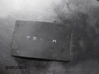 2020 Tesla Model 3 Standard Range Plus z VIN 5YJ3E1EA2LF705670, wystawiony jako IAAI lot #41572352 z przebiegiem 99 980 mil mil oraz . Historia ofert i sprzedaży dostępna na DreamBid. Obrazek 11.