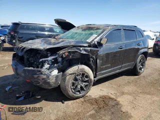 2022 Jeep Cherokee Trailhawk z VIN 1C4PJMBX9ND516418, wystawiony jako Copart lot #49733765 z przebiegiem 55 624 mil mil oraz Szkody całkowita. Historia ofert i sprzedaży dostępna na DreamBid. Obrazek 1.