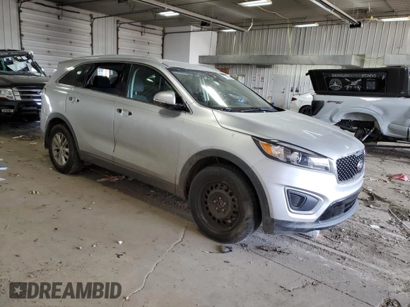 2017 Kia Sorento LX z VIN 5XYPG4A33HG218448, wystawiony jako Copart lot #54915605 z przebiegiem 102 932 mil mil oraz Czysty tytuł • Clean title. Historia ofert i sprzedaży dostępna na DreamBid. Obrazek 4.
