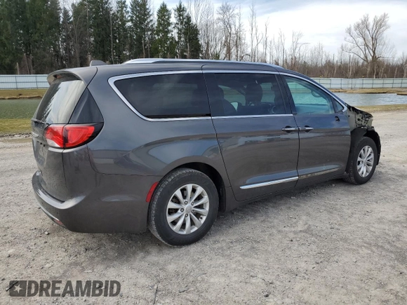 2018 Chrysler Pacifica Touring L z VIN 2C4RC1BG9JR143020, wystawiony jako Copart lot #49323205 z przebiegiem 126 389 mil mil oraz Szkody całkowita. Historia ofert i sprzedaży dostępna na DreamBid. Obrazek 3.