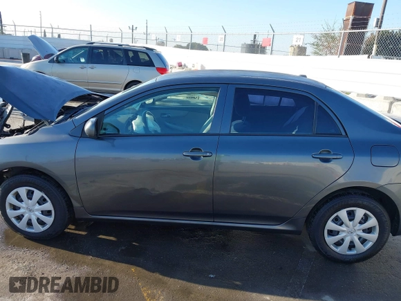 2010 Toyota Corolla z VIN 2T1BU4EE9AC437401, wystawiony jako IAAI lot #41869126 z przebiegiem 95 514 mil mil oraz . Historia ofert i sprzedaży dostępna na DreamBid. Obrazek 15.